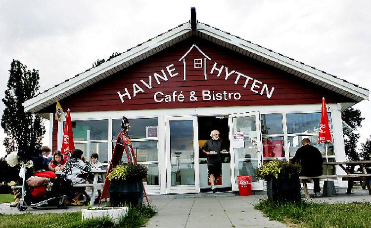 Det er ikke kulinariske højdespringere, Havnehytten serverer, men derimod dansk grillmad. Hytten ligger dog lækkert. 