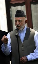 Den afghanske præsident Hamid Karzai opfordrer udenlandske styrker til at arbejde bedre sammen med landets egne styrker. 