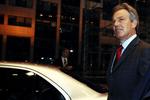 Sidste nat med kliken i EU. En træt og mat Tony Blair forlader Bruxelles for at tage til Vatikanet. 