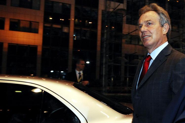 Sidste nat med kliken i EU. En træt og mat Tony Blair forlader Bruxelles for at tage til Vatikanet. 