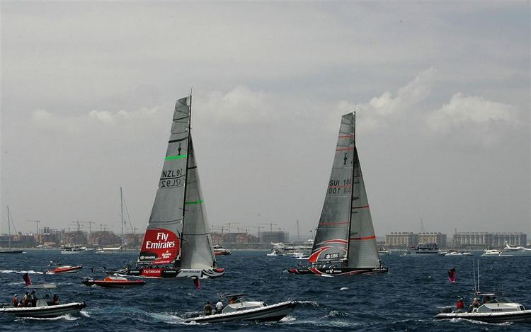 De newzealandske udfordrere formåede ikke at æde sig ind på den schweiziske båd på førstedagen af Americas Cup i Middelhavet ud ud for Valencia. 