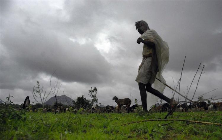 Tusindvis af indere har mistet deres hjem og er drevet på flugt fra oversvømmelser under den årlige monsun. 
