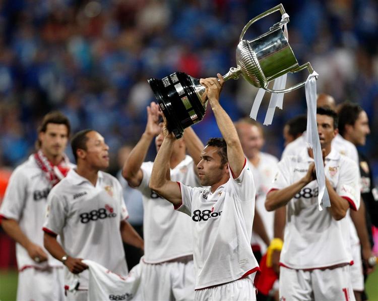 Sevillas David Castedo hæver pokalen efter klubbens 1-0-sejr i den spanske pokalfinale over Getafe. 