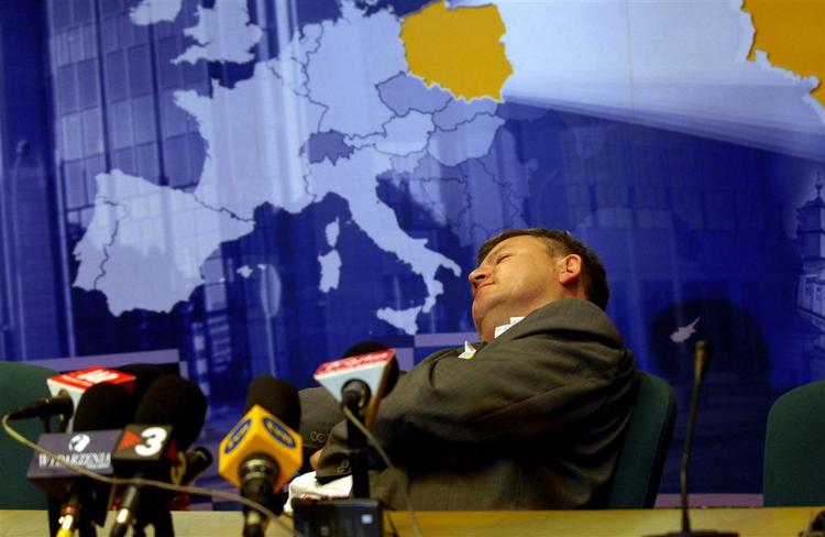 En journalist sover, mens han venter på, at politikerne skal indgå en aftale om en EU-traktat. Det har også været svært at hidse befolkningerne i EU op til begejstring over traktaten. 