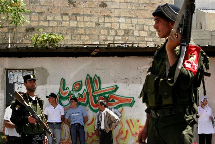 En Fatah-soldat patruljerer gaderne i Hebron på Vestbredden. Israel har nu frigivet midler til støtte for Fatah og organisationens leder Mahmoud Abbas. 