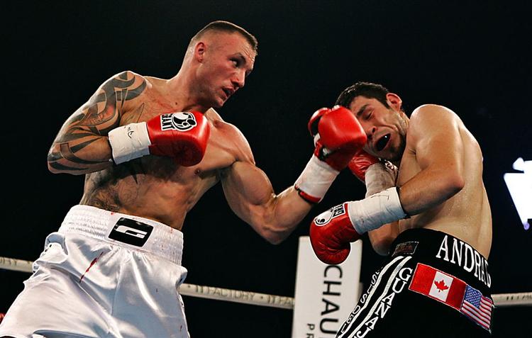 Mikkel Kessler (i hvide shorts) ses her under kampen mod Librado Andrade. 