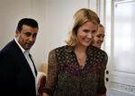 Socialdemokratiets Helle Thorning-Schmidt på besøg hos Ny Alliances Naser Khader. Socialdemokraterne vokser sig større end Venstre i ny måling. 