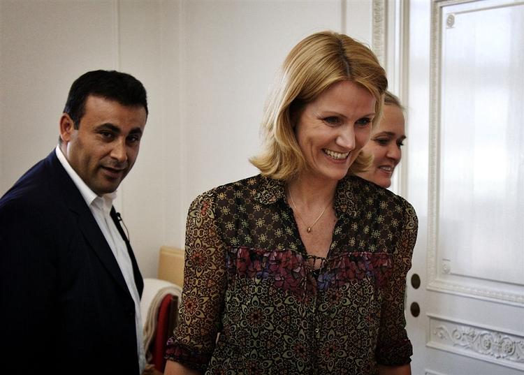 Socialdemokratiets Helle Thorning-Schmidt på besøg hos Ny Alliances Naser Khader. Socialdemokraterne vokser sig større end Venstre i ny måling. 