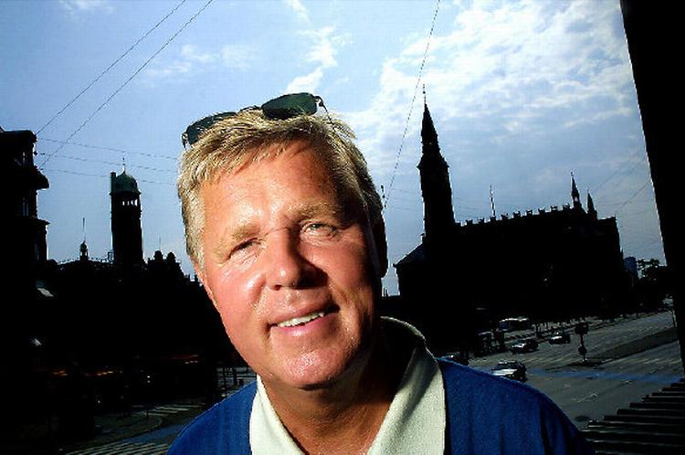 Solen skinner altid på Stig Elling, opdager Djævlens Advokat. Derfor er han så brun. 