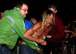 Sikkerhedsfolk sprang på den gamle rocker Iggy Pop, da han ville bade blandt publikum. 