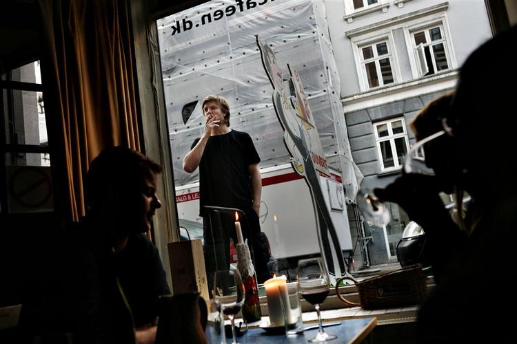 Fra 1. august er det forbudt at ryge på arbejdspladsen, med mindre der er særlige rygekabiner eller specielle rygerrum. 