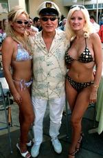 Hugh Hefner ses oftest omgivet af sine playmates. 