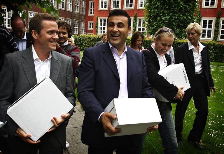Humøret var højt, da Danmarks nyeste parti afleverede underskrifter til Indenrigsministeriet. 