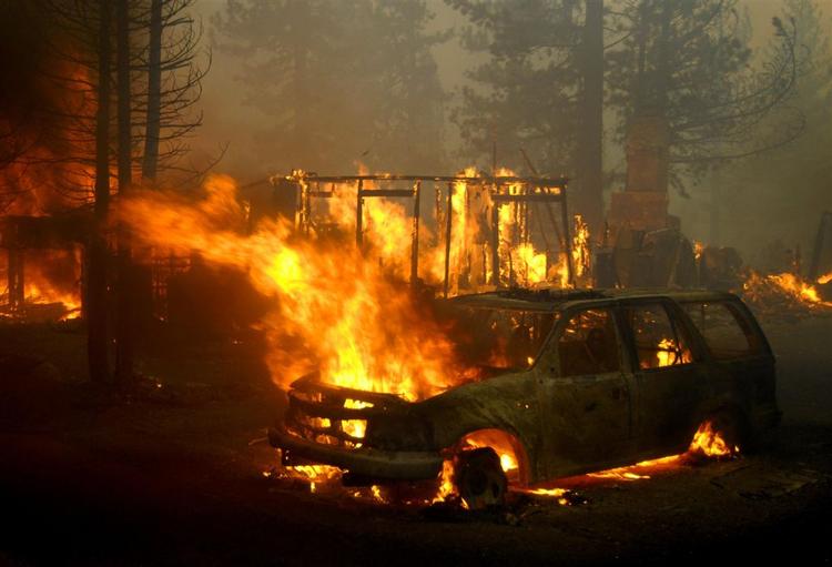 Også køretøjer blev flammernes bytte ved Lake Tahoe. 