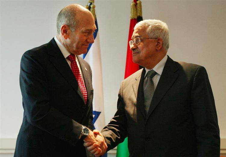 Israels regeringschef Ehud Olmert (tv) og Fatah-lederen Mahmoud Abbas under dagens møde. 