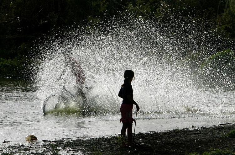 Børn i det sydlige Rumænien køler sig af under hedebølgen. 