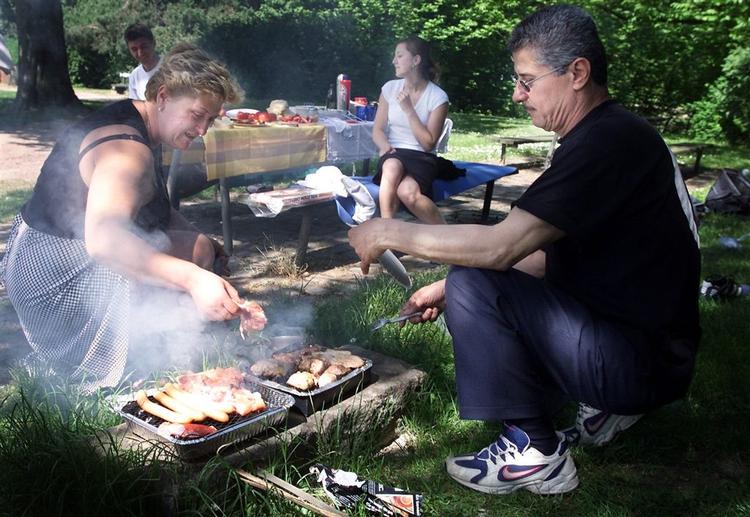Vil man undgå engangsgriller kan for kun en 50'er købe en bærbar og genanvendelig grill. 