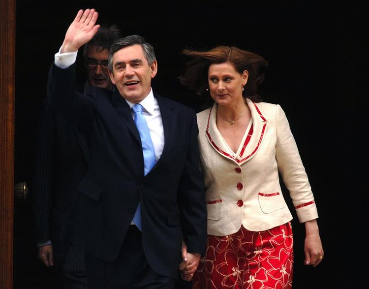 Gordon Brown forlader Buckingham Palace sammen med sin kone Sarah Brown efter at dronningen har givet sin accept af Brown som ny regeringsleder. 