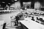 Gert Petersen sidder alene i en tom kongressal til SF's landsmøde i 1986. I dag er han ikke imponeret over CIA's efterretningsarbejde. 