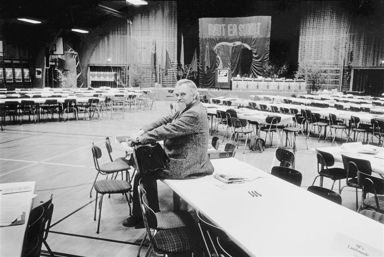 Gert Petersen sidder alene i en tom kongressal til SF's landsmøde i 1986. I dag er han ikke imponeret over CIA's efterretningsarbejde. 