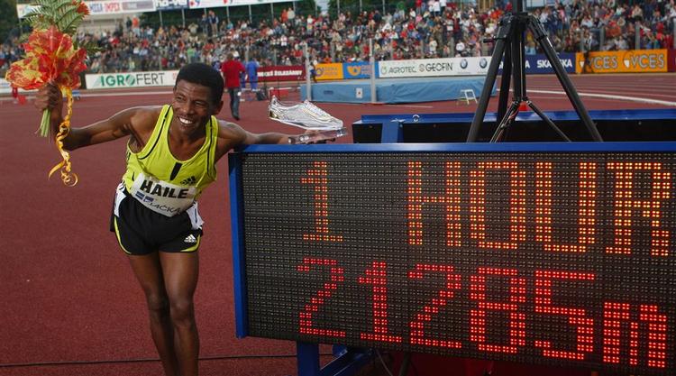 Mexicaneren Arturo Barrios' 16 år gamle verdensrekord er passé. Nu tilhører den Gebrselassie. 