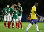 Mexico fejrer sejren over fodboldstormagten Brasilien. 