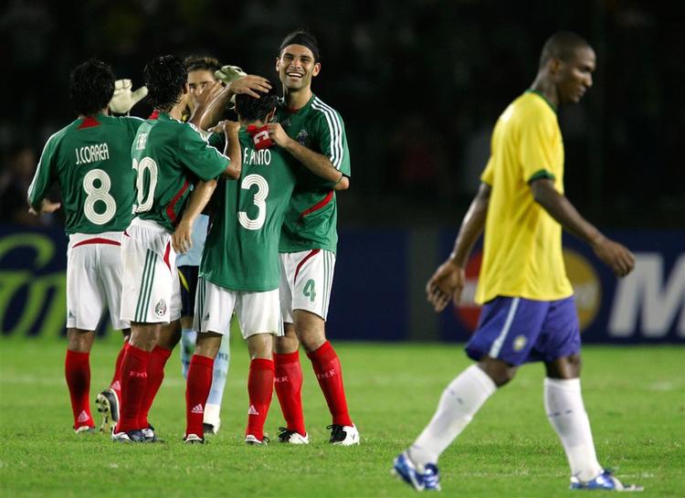 Mexico fejrer sejren over fodboldstormagten Brasilien. 