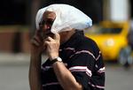En tyrkisk mand beskytter sig mod solen med en plastikpose i Istanbul, hvor der er målt over 43 grader. 