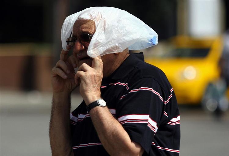 En tyrkisk mand beskytter sig mod solen med en plastikpose i Istanbul, hvor der er målt over 43 grader. 