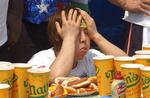 Kobayashis rekord for spisning af hotdogs på 12 minutter er 54 styk. 