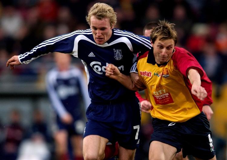 Thomas Kahlenberg (t.v.) og Carsten Fredgaard i nærkamp under et opgør mellem Brøndby og FC Nordsjælland i foråret 2004. 