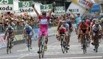 Alessandro Petacchi strækker armene i triumf på opløbsstrækningen af den afsluttende etape i Giro D' Italia for nylig. Nu synes fremtiden usikker. 