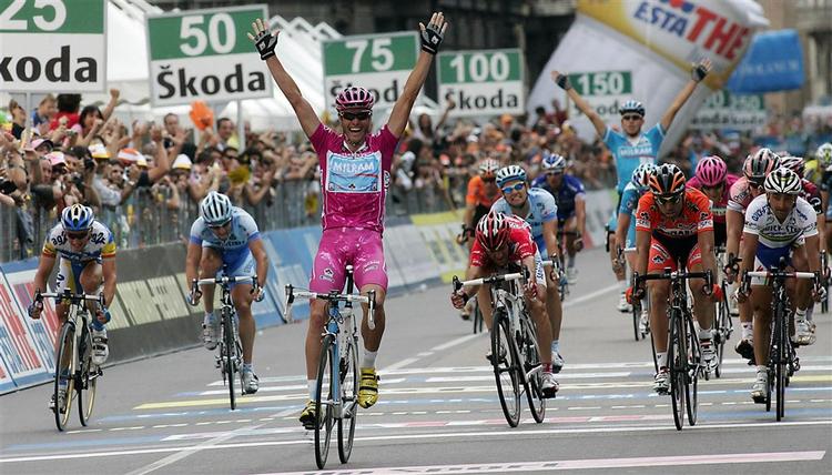 Alessandro Petacchi strækker armene i triumf på opløbsstrækningen af den afsluttende etape i Giro D' Italia for nylig. Nu synes fremtiden usikker. 
