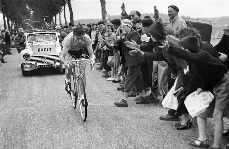 Louison Bobet undervejs på den 72 kilometer lange enkeltstart fra Epinal til Nancy 30. juli 1954 - året hvor Bobet vandt sin anden af i alt tre Tour-sejre. 