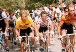 Bernard Hinault (i den prikkede bjergtrøje) på 19. etape i 1986. Greg Lemond (i gult) vandt løbet det år. 
