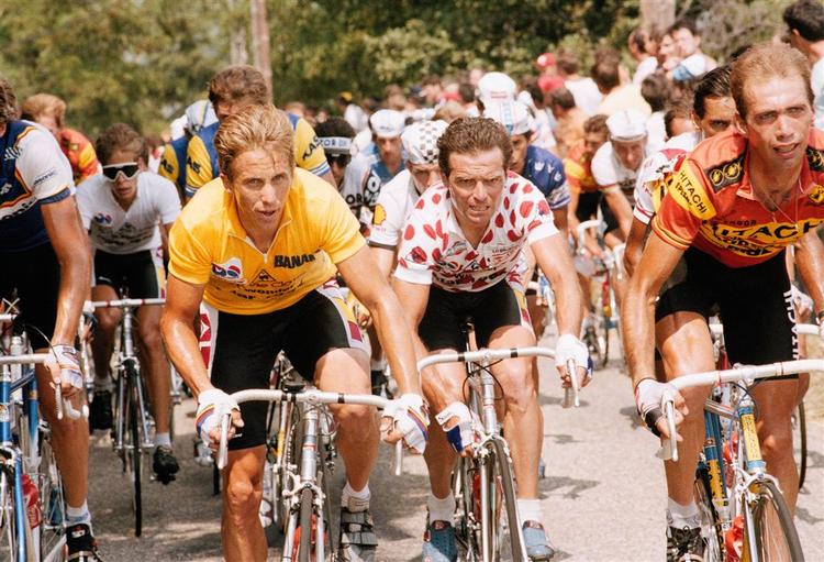 Bernard Hinault (i den prikkede bjergtrøje) på 19. etape i 1986. Greg Lemond (i gult) vandt løbet det år. 
