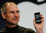 Apple direktør Steve Jobs viser den nye iPhone frem. 