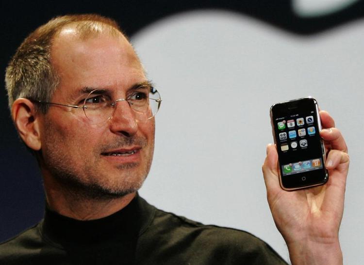 Apple direktør Steve Jobs viser den nye iPhone frem. 