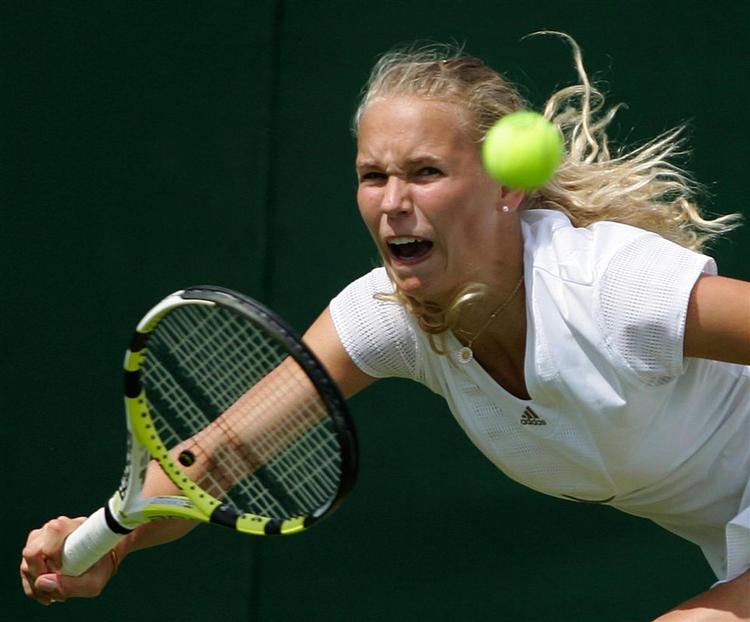 Caroline Wozniacki strakte sig forgæves i andenrundekampen ved årets Wiunbledon-turnering. 