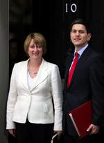 Jacqui Smith og David Miliband som henholdsvis indenrigs- og udenrigsminister sidder på to af de tunge poster i Gordon Browns nye regering. 