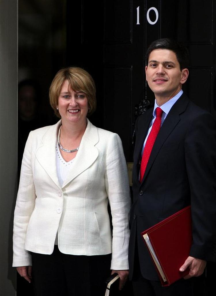 Jacqui Smith og David Miliband som henholdsvis indenrigs- og udenrigsminister sidder på to af de tunge poster i Gordon Browns nye regering. 