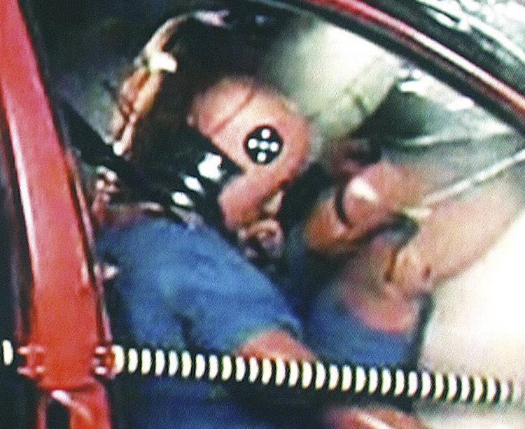 Benene bliver kastet ud af forruden, hvis man sidder forkert i bilen. 