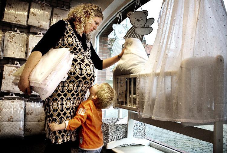 Selv om barnet inde i mors mave ikke kan lægge sig ned på gulvet i butikken og skrige »Jeg vil have slik«, så skal han eller hun nok komme hjem med et eller andet alligevel.  For vi er ikke nærige, når vi venter børn.  Vi køber alskens udstyr til dem og vælger helst de dyre modeller.  Foto: Martin Lehmann 