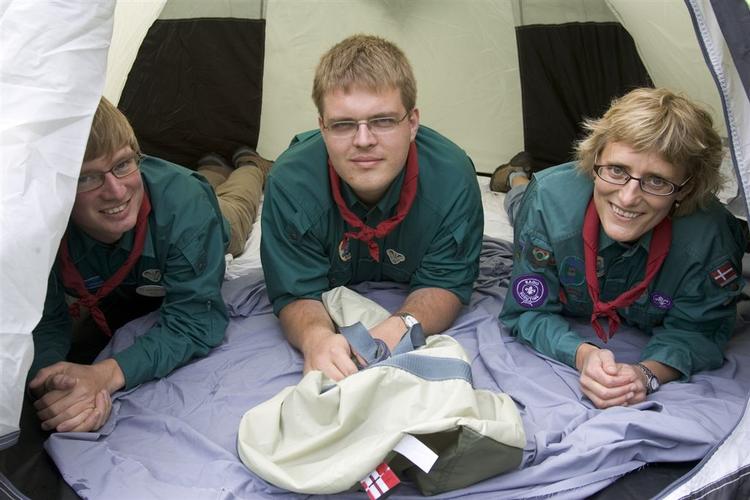 Masser af plads i Jersey pop up tent, viser Kristian, Jonas og Rikke fra KFUM. 