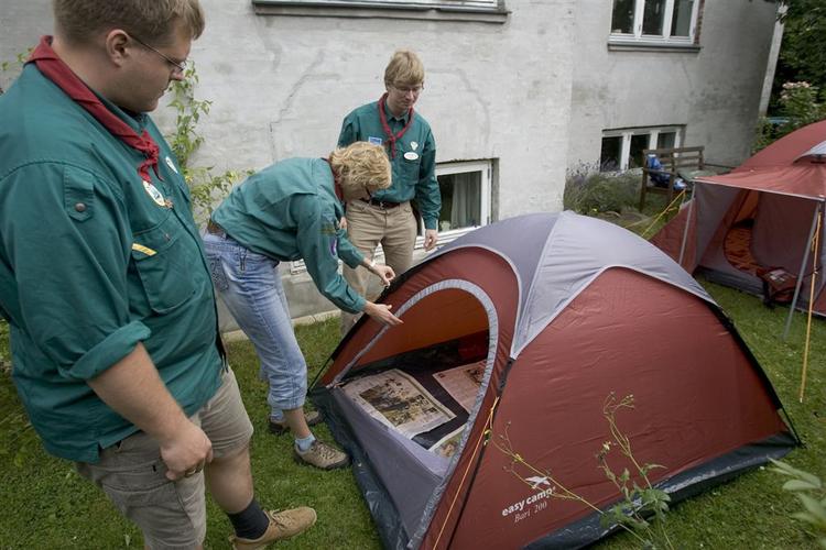 Aviser opsamlede vand i bunden af teltet. Så var testpersoner ikke nødt til at afprøve teltet. 