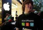 13-årige Patrick Scoble venter uden for en Apple-butik i Californien. Han har fået en speciel t-shirt til lejligheden. 