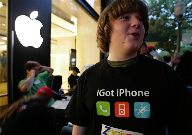 13-årige Patrick Scoble venter uden for en Apple-butik i Californien. Han har fået en speciel t-shirt til lejligheden. 