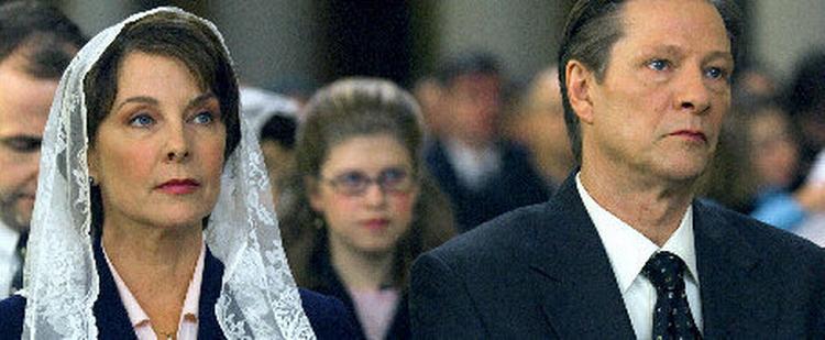 Chris Cooper (th.) leverer et gådefuldt portræt af FBI-forræderen Robert Hanssen, der afsløres af sin egen assistent, spillet af Ryan Philippe. 