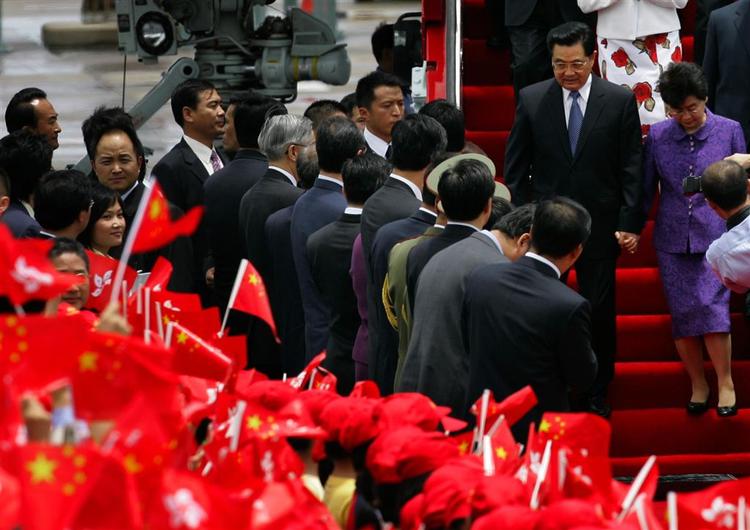 Kinas præsident Hu Jintao med frue ankommer til Hongkong. 