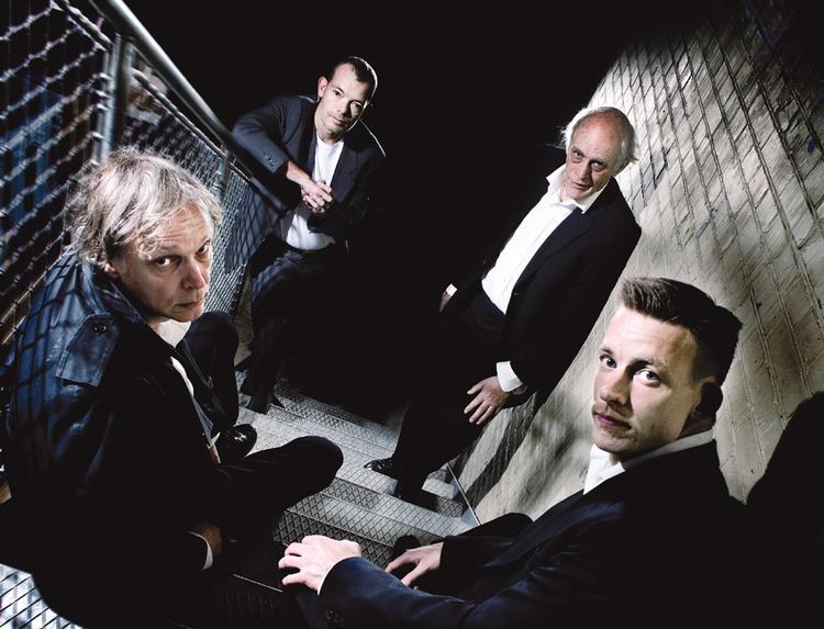Kristian Halken, Søren Malling, Lars Lunøe og Ken Vedsegaard skal lægge stemmer til virkelige historier om mænd maskulinitet på Betty Nansen Teatret. 